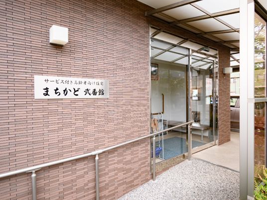 エントランスの明るい外観