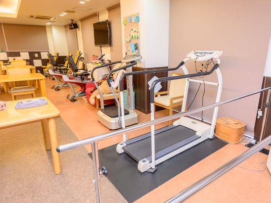 機能訓練器具が揃う室内