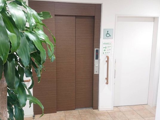 エレベーターとトイレの入り口