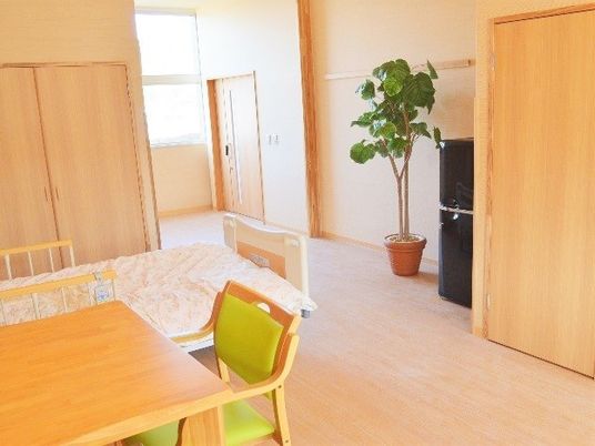 広々とした明るい居室