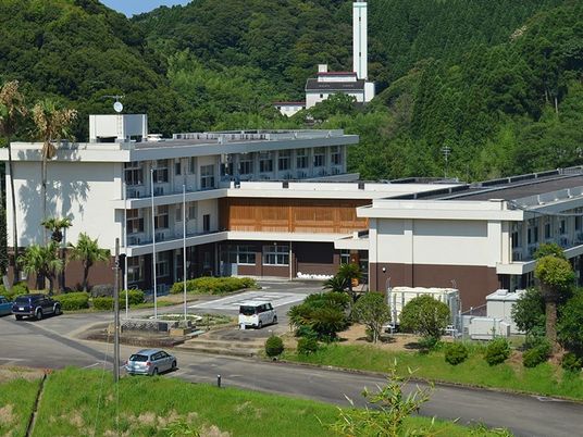 緑豊かな外観の建物