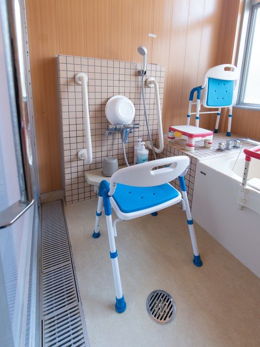 バリアフリーの浴室設備