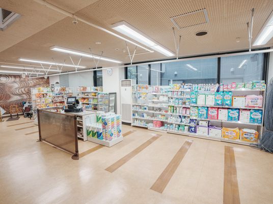 広々とした明るい売店