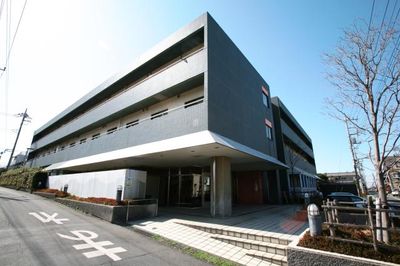 広い外観の建物