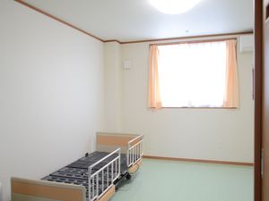明るい居室のベッド  