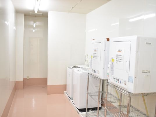清潔な洗濯機の並ぶ部屋