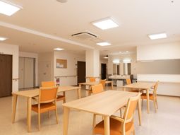 食堂の明るい空間