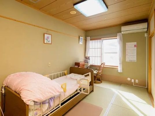 明るい居室のベッド  