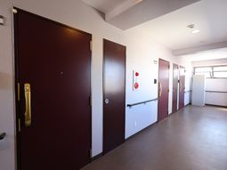 廊下と複数のドア