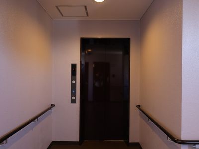 エレベーター前の廊下