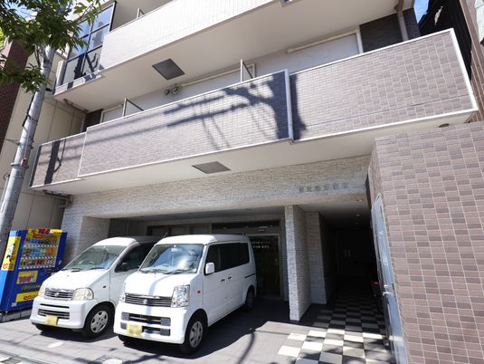 明るい施設のエントランス