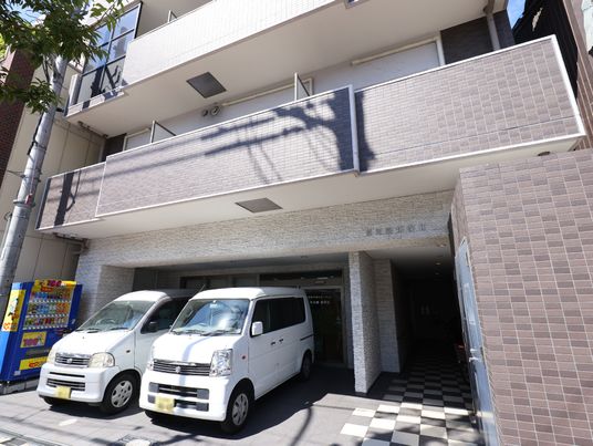 明るい施設のエントランス