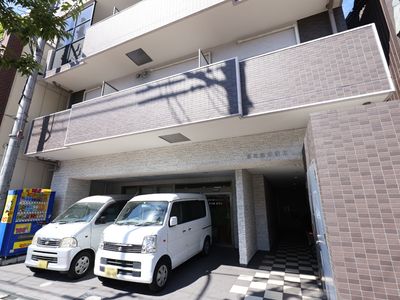 明るい施設のエントランス