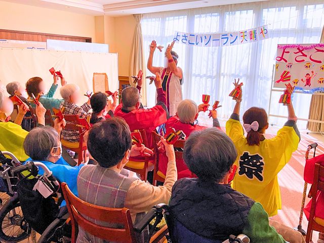 明るい共有スペース 多目的室 利用者が楽しげに参加するイベントが開催され、和やかな交流が魅力の場です。