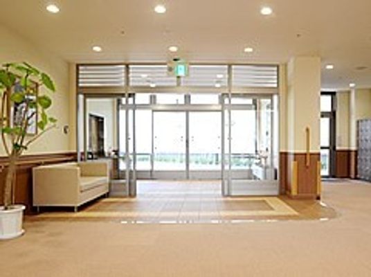 広々とした明るいエントランス