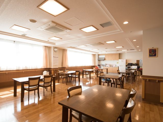 明るい共用ダイニング 共有スペース 木のぬくもり感じるダイニングでは、ゆったりとした空間で食事を楽しめます。スタッフとの積極的なコミュニケーションも期待できる明るい環境です。