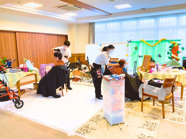 理美容を受ける様子 理美容室 広いスペースで快適に理美容サービスを受けられます。自然光が差し込み、明るい雰囲気です。