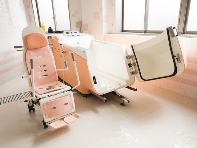 バリアフリーの浴室設備 浴室 機能的な設計のバリアフリー浴室です。安全に配慮した入浴サポートを享受いただけます。