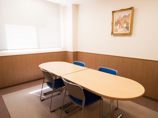 会議用テーブルと椅子の部屋