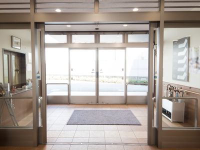 明るいエントランスの風景