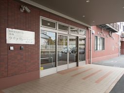 赤レンガの建物のエントランス