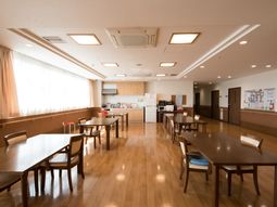 明るい食堂空間