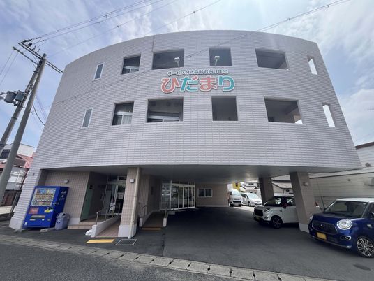 通り側の建物外観