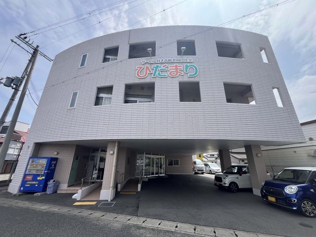 通り側の建物外観 外観 広々とした駐車スペースを備え、見通しの良い建物が特徴です。車での通勤に便利です。