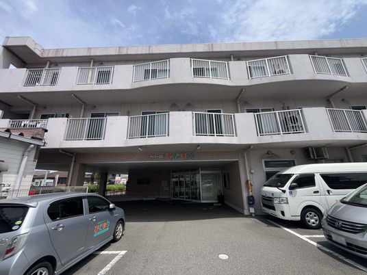 3階建ての建物外観