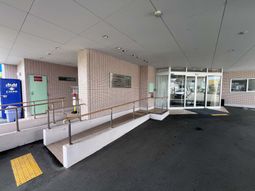 スロープ付きの入口