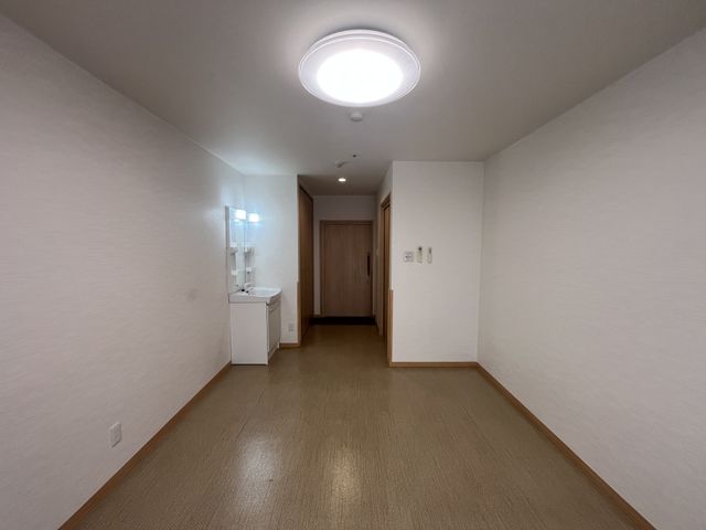 シンプルな居室 居室 居室はシンプルで使いやすさを重視した設計です。ベッドや家具の配置に適しています。