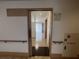 広い廊下と出入口