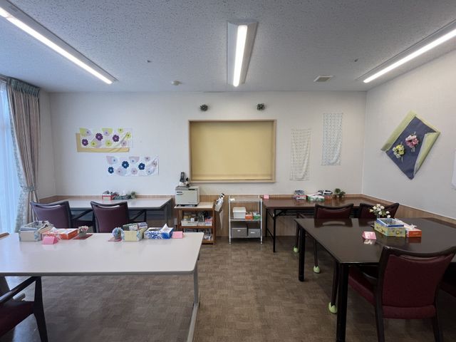 明るい中庭を望むラウンジ ラウンジ 広々としたラウンジには、自然光が差し込む明るいテーブルスペースがあります。壁面には美しい装飾が施されています。