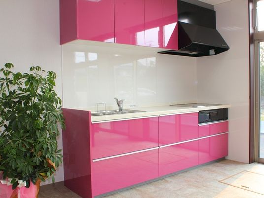 ピンクの洗練されたキッチン