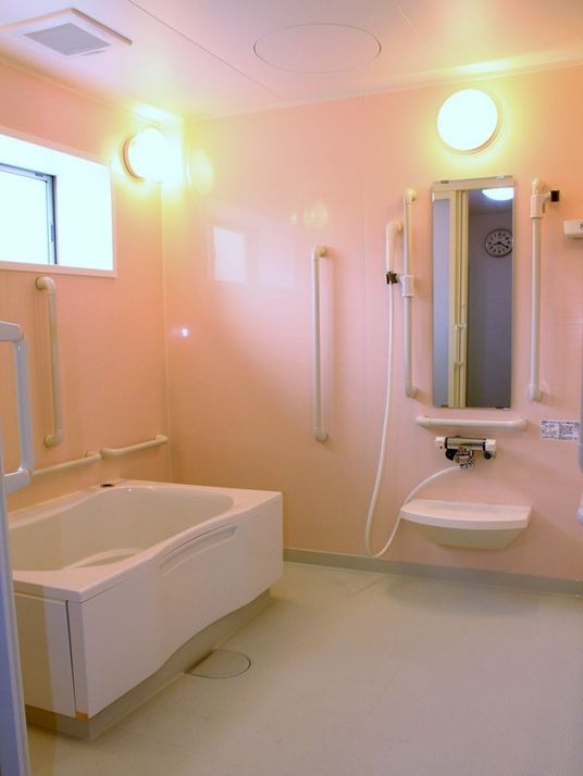 バリアフリー設計の浴室