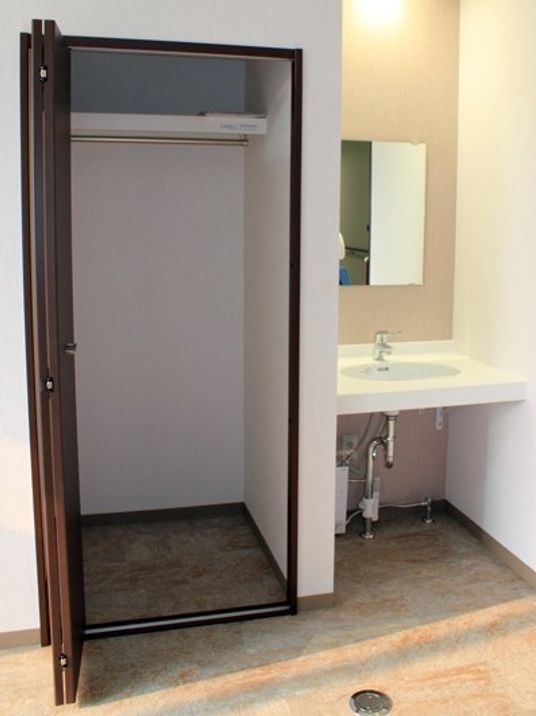 手洗い場つき廊下の入口