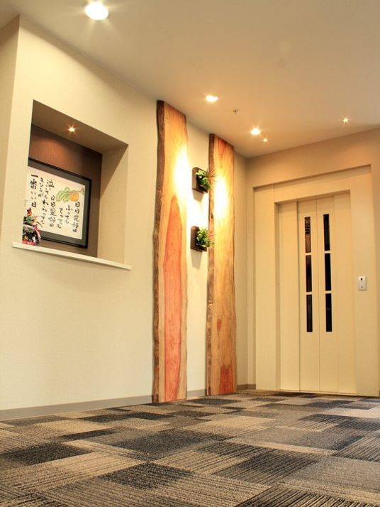 廊下の壁面ディスプレイ