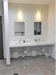 清潔な洗面台とミラー