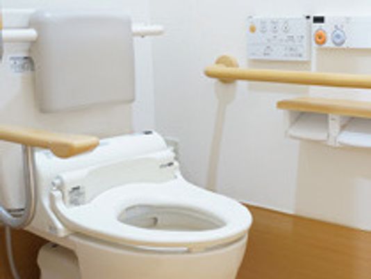 手すり付きの清潔なトイレ