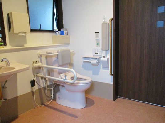 安全に配慮された施設のトイレ