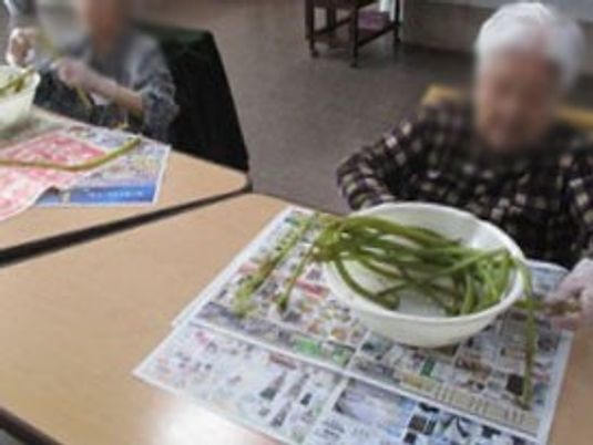 野菜の下準備をする様子   
