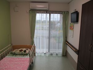 窓から外光が入る居室  