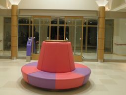 色とりどりのロビーのソファ