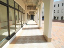 明るい廊下のアーチ列