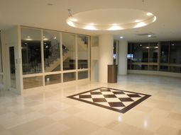 広々とした明るいロビー