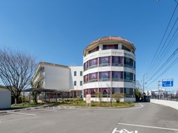 円形設計の明るい建物外観