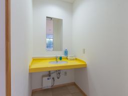 洗面台と鏡がある角部屋