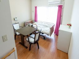 明るい居室の様子