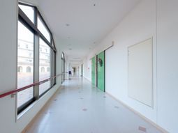 明るい廊下と手すり