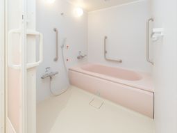 バリアフリー設計の浴室